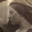 Julia Margaret Cameron (1815 – 1879), genialna fotografka, która fotografią zajęła się z nudów. Wiktoriańska dama przepędziła kury i w przeszklonym kurniku urządziła sobie profesjonalne atelier. Każda kobieta na jej […]